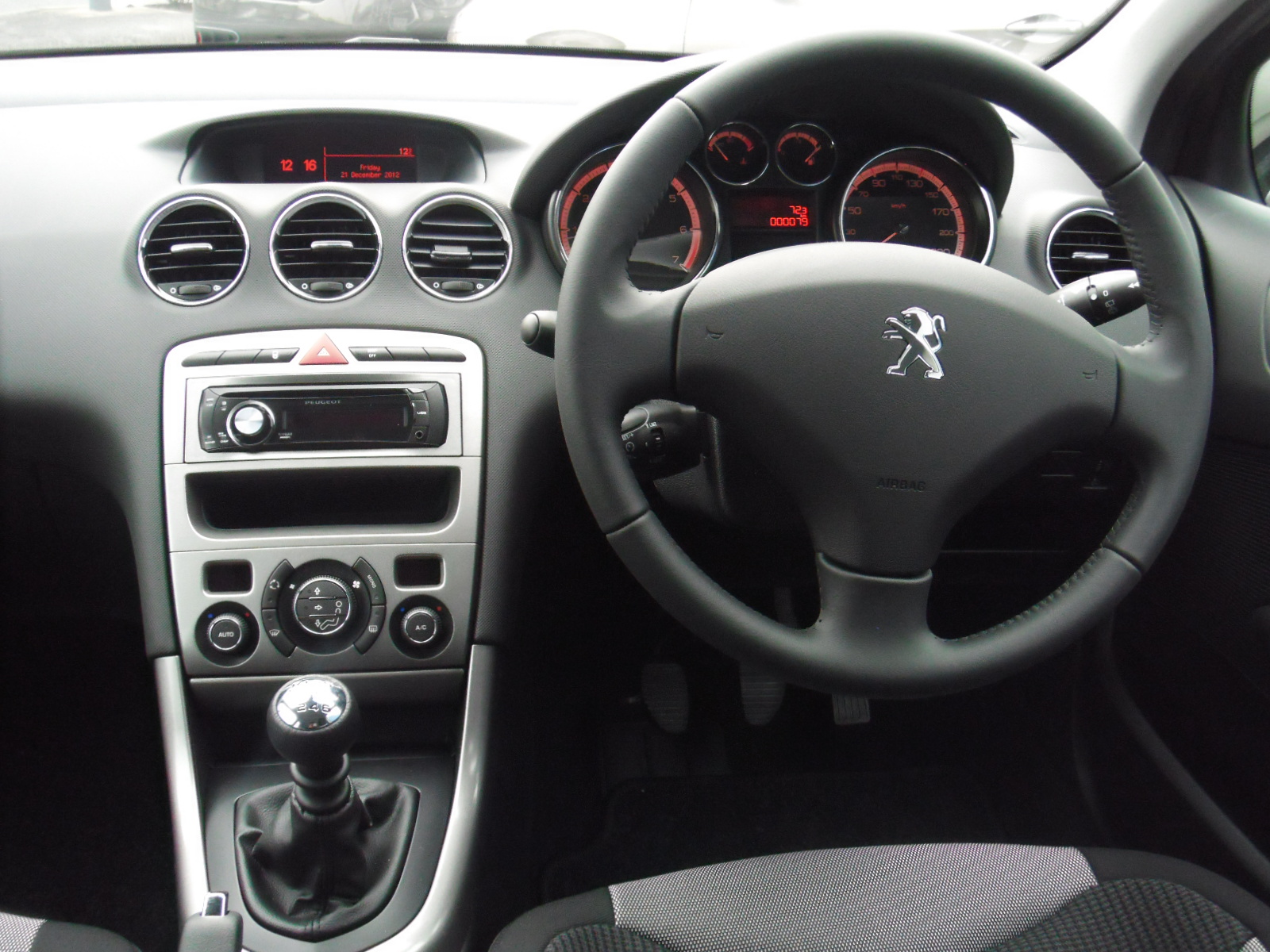 ３０８（５ドアＨＢ）のマニュアル車ご試乗出来ます！！