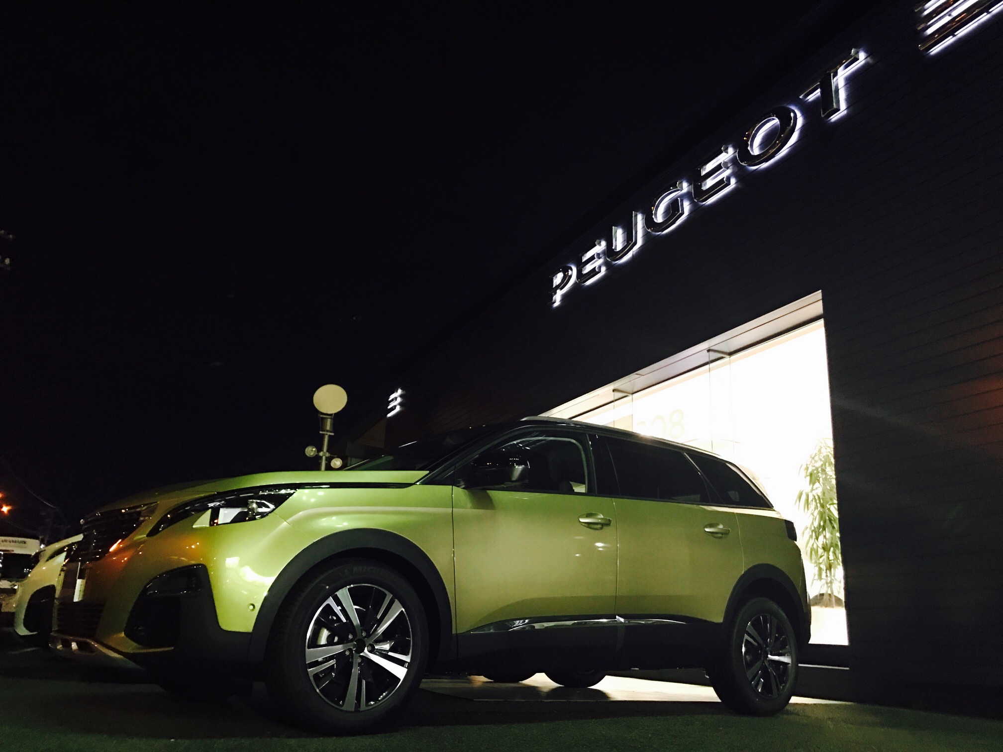 このシルエットは。。。