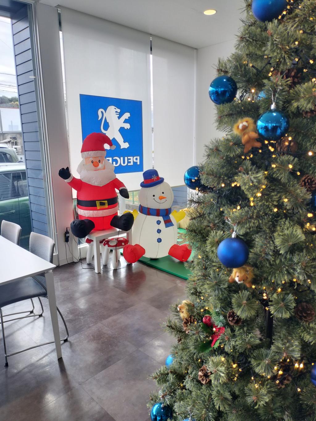 賑やかに✨サンタと雪だるまもお出迎え🎄