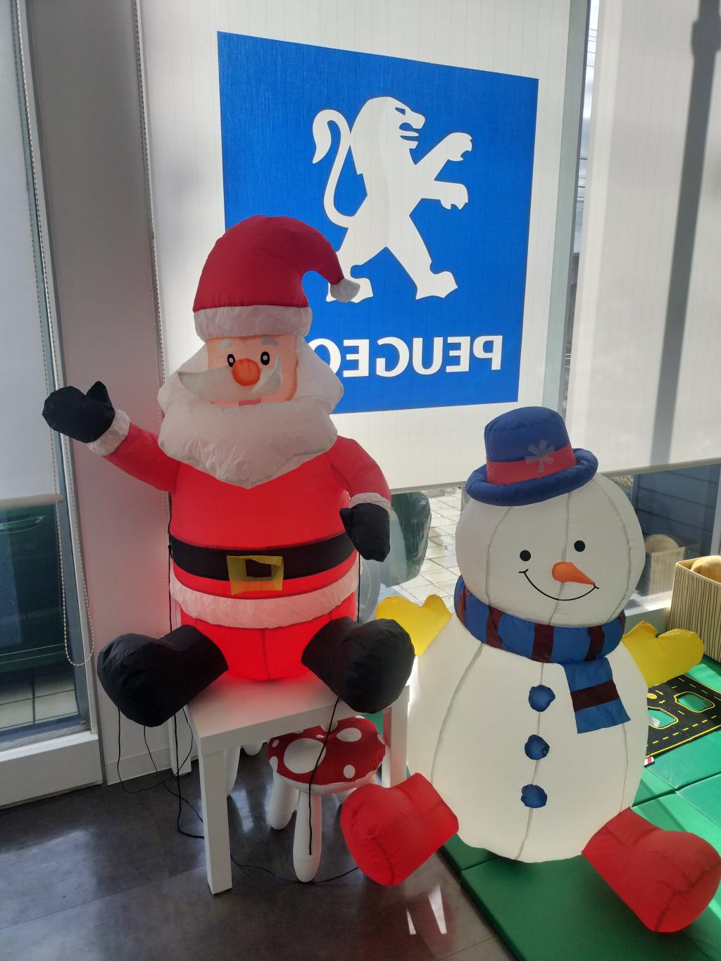 賑やかに✨サンタと雪だるまもお出迎え🎄