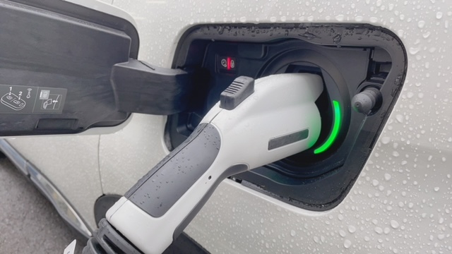 NEW3008HYBRID充電中！（エクステリア）