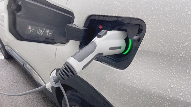 NEW3008HYBRID充電中！（エクステリア）