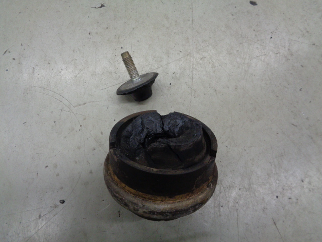 エンジンを支える部品