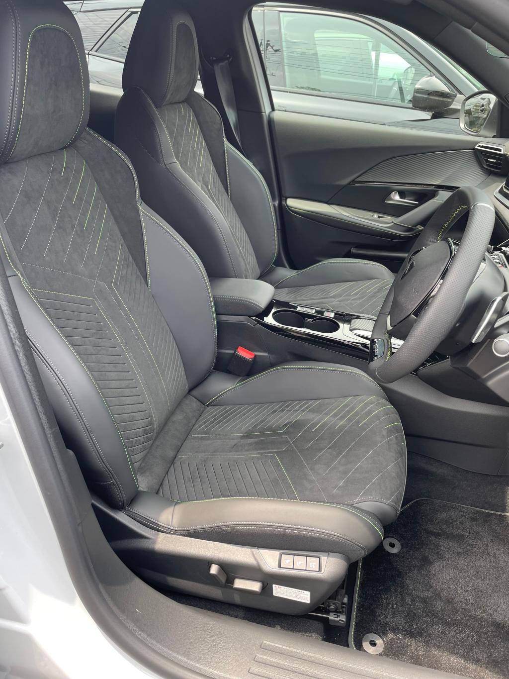 PEUGEOT2008GTの「ガソリンターボ車入りました～♪」(インテリア編)