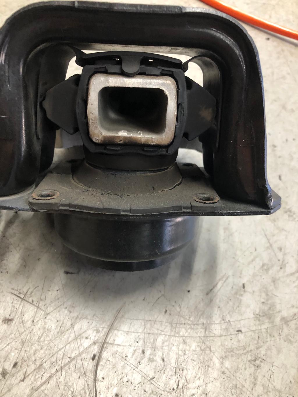 エンジンマウント