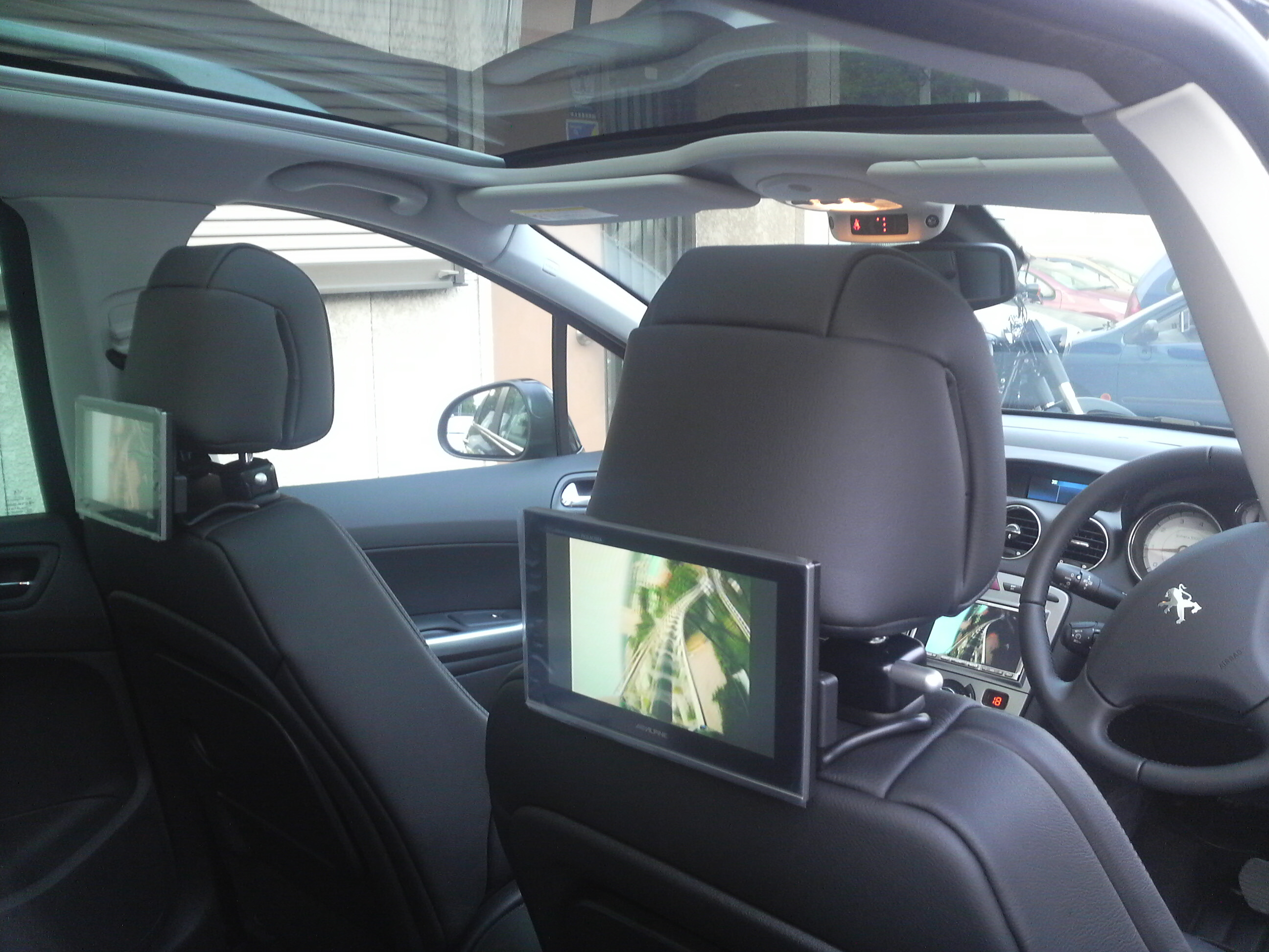 ちで鹿＋後部座席モニター＝皆笑顔